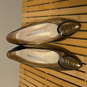 Vintage Valerie Stevens black and gold pumps